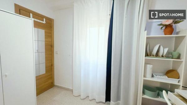 Chambre en colocation dans un appartement de 6 chambres, Alicante