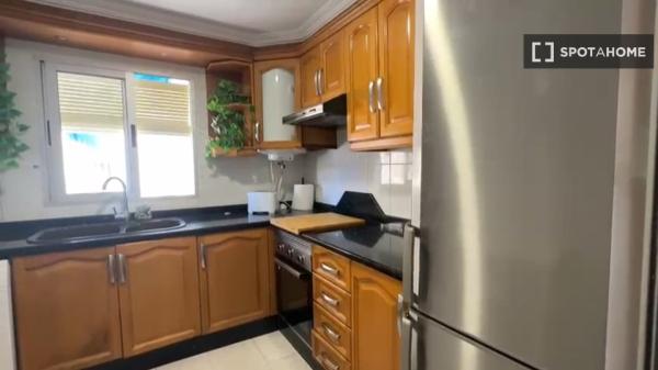 Chambre en colocation dans un appartement de 6 chambres, Alicante