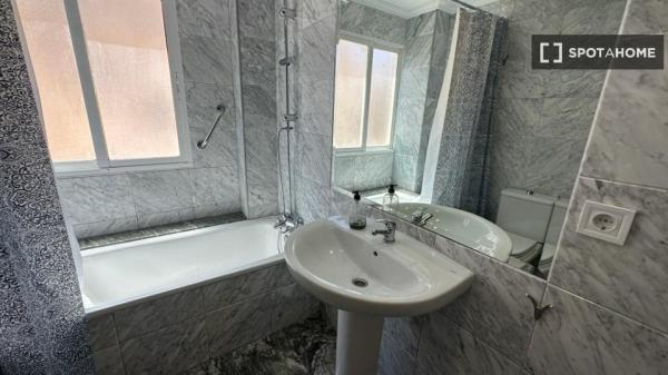 Chambre en colocation dans un appartement de 6 chambres, Alicante