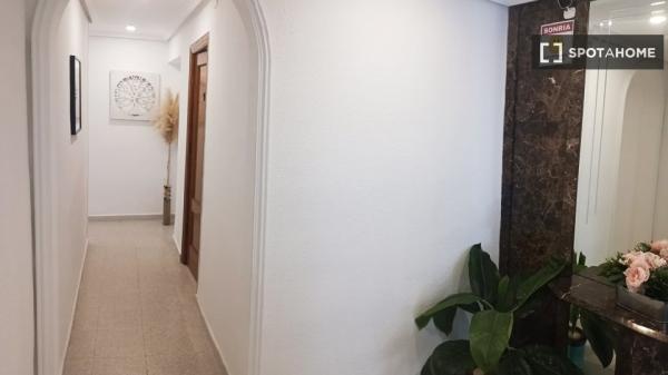 Chambre en colocation dans un appartement de 6 chambres, Alicante