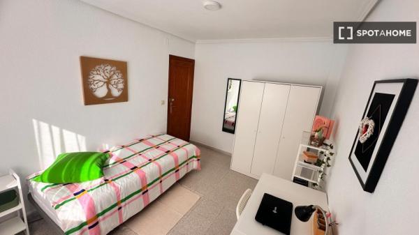 Chambre en colocation dans un appartement de 6 chambres, Alicante