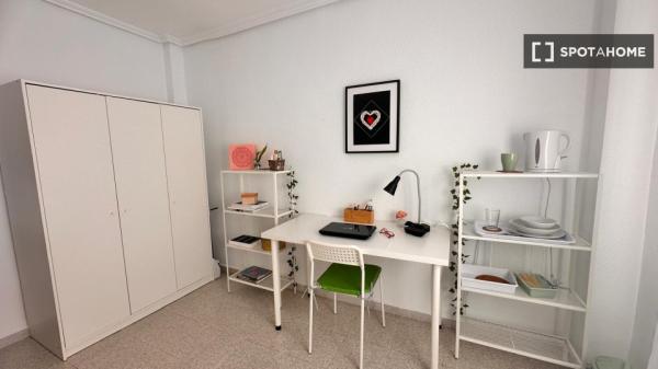 Chambre en colocation dans un appartement de 6 chambres, Alicante