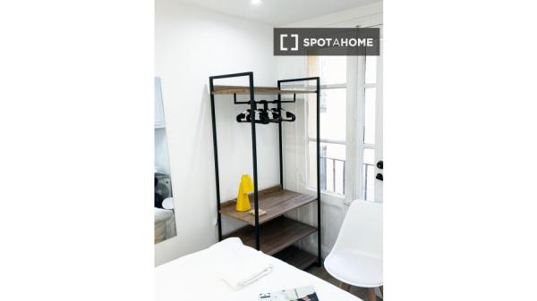 Habitación en piso compartido en barcelona.