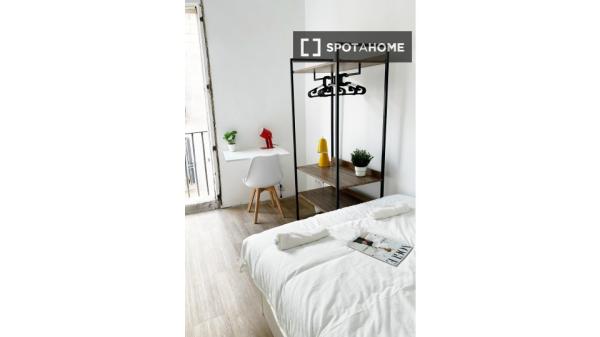 Pokój we wspólnym mieszkaniu w Barcelonie