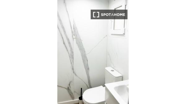 Habitación en piso compartido en barcelona.