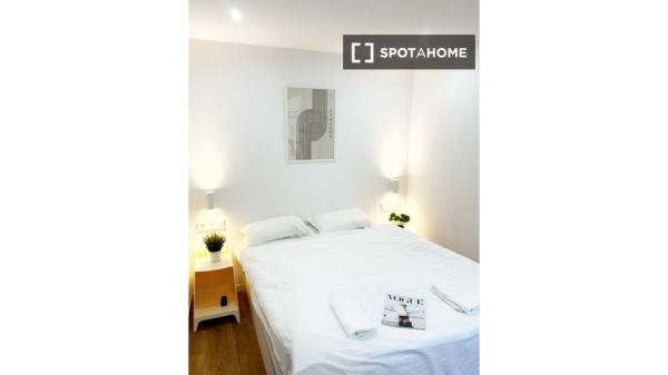 Pokój w mieszkaniu współdzielonym, El Raval, Barcelona