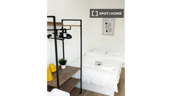 Pokój w mieszkaniu współdzielonym, El Raval, Barcelona