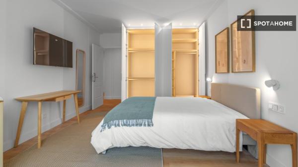 Zimmer in einer 6-Zimmer-Wohnung in Gros, San Sebastián