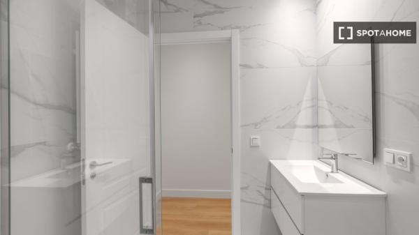 Zimmer in einer 6-Zimmer-Wohnung in Gros, San Sebastián