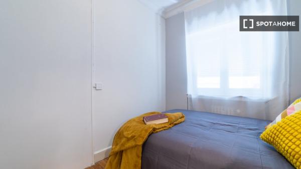 Habitación en piso compartido en alquiler en Castillejos, Madrid