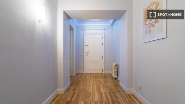 Habitación en piso compartido en alquiler en Castillejos, Madrid
