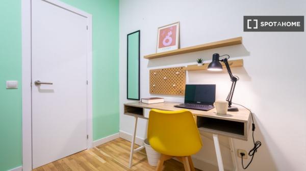 Habitación en piso compartido en alquiler en Castillejos, Madrid