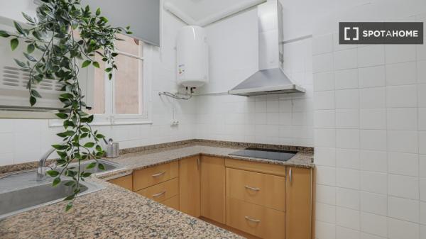 Se alquila habitación en piso compartido de 6 habitaciones en la Dreta de