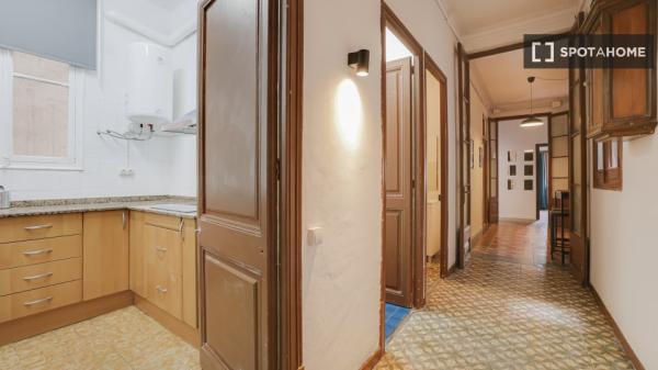 Se alquila habitación en piso compartido de 6 habitaciones en la Dreta de