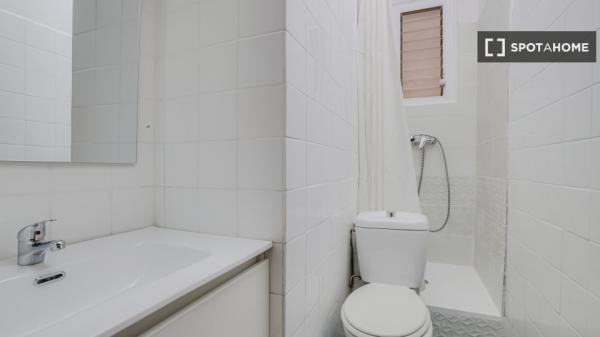 Se alquila habitación en piso compartido de 6 habitaciones en la Dreta de