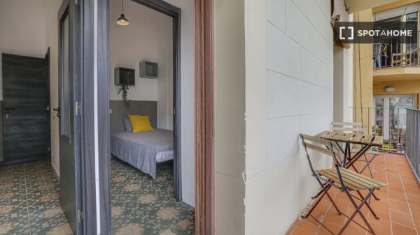 Se alquila habitación en piso compartido de 6 habitaciones en la Dreta de