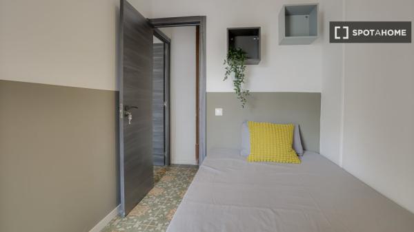 Se alquila habitación en piso compartido de 6 habitaciones en la Dreta de