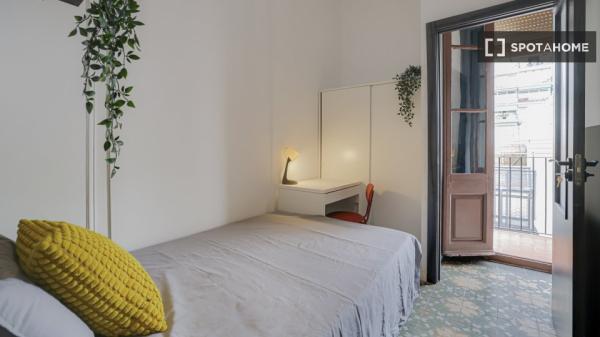 Se alquila habitación en piso compartido de 6 habitaciones en la Dreta de