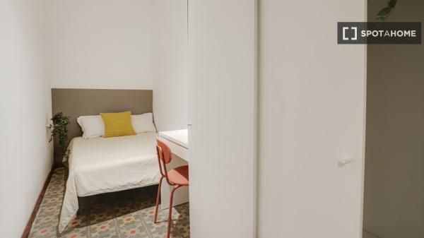 Se alquila habitación en piso compartido de 6 habitaciones en la Dreta de