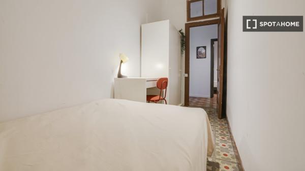 Se alquila habitación en piso compartido de 6 habitaciones en la Dreta de