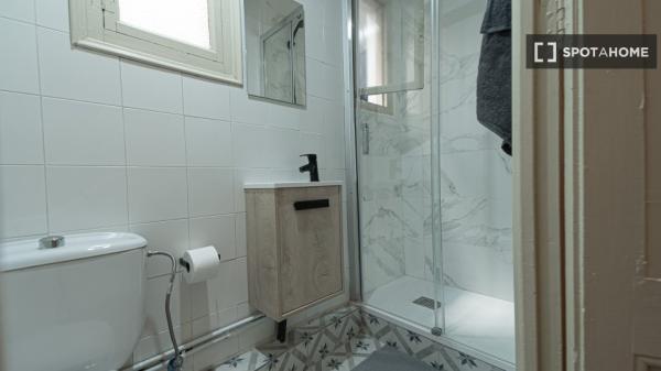 Room in shared apartment in Barcelona