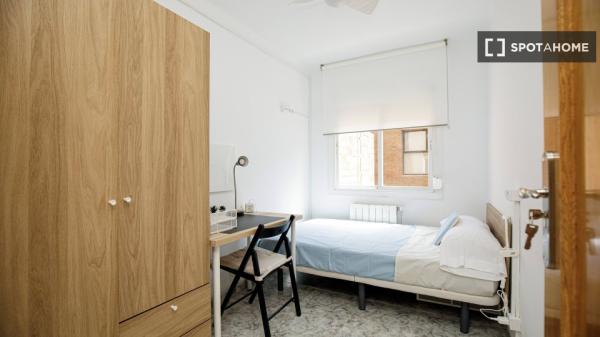 Zimmer zu vermieten in einer 5-Zimmer-Wohnung in Badalona, Barcelona