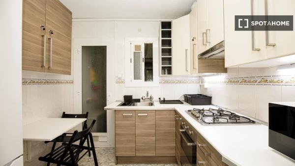 Zimmer zu vermieten in einer 5-Zimmer-Wohnung in Badalona, Barcelona