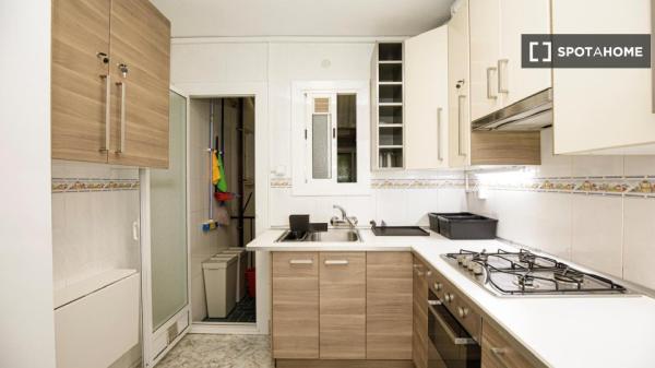 Zimmer zu vermieten in einer 5-Zimmer-Wohnung in Badalona, Barcelona