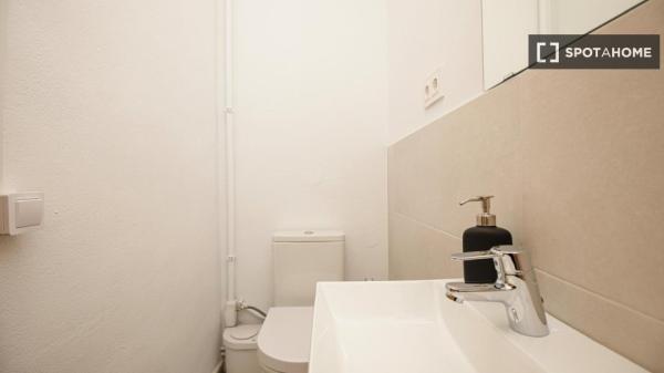 Zimmer zu vermieten in einer 5-Zimmer-Wohnung in Badalona, Barcelona