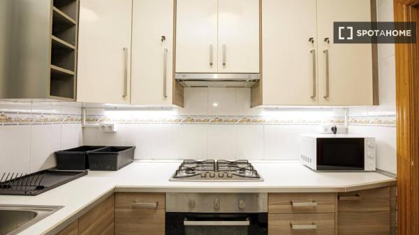 Zimmer zu vermieten in einer 5-Zimmer-Wohnung in Badalona, Barcelona