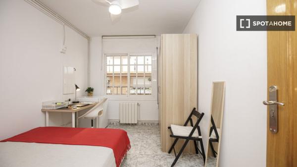 Zimmer zu vermieten in einer 5-Zimmer-Wohnung in Badalona, Barcelona