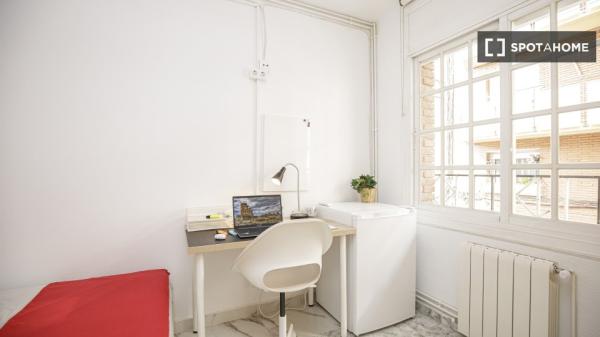 Zimmer zu vermieten in einer 5-Zimmer-Wohnung in Badalona, Barcelona