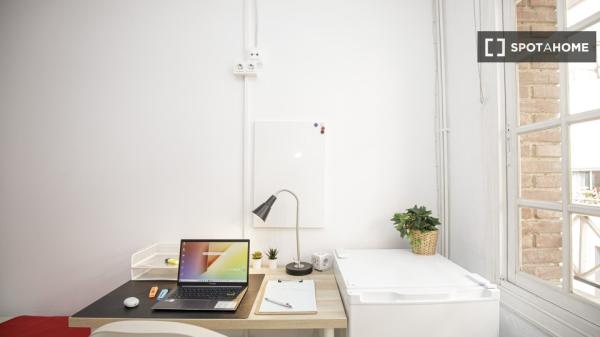 Zimmer zu vermieten in einer 5-Zimmer-Wohnung in Badalona, Barcelona