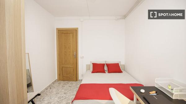 Zimmer zu vermieten in einer 5-Zimmer-Wohnung in Badalona, Barcelona