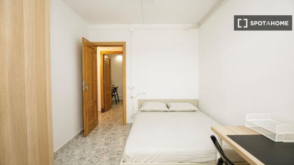 Zimmer zu vermieten in einer 5-Zimmer-Wohnung in Badalona, Barcelona