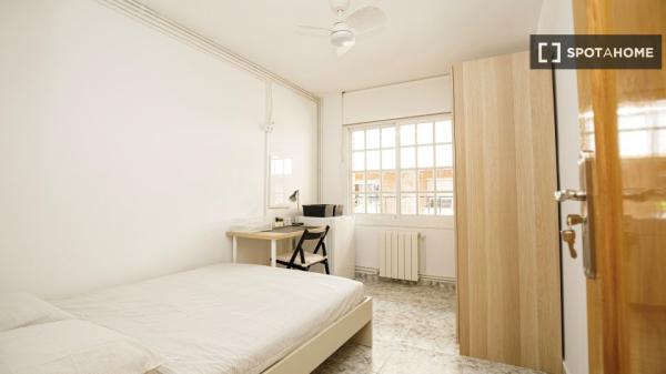 Zimmer zu vermieten in einer 5-Zimmer-Wohnung in Badalona, Barcelona