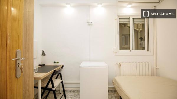 Zimmer zu vermieten in einer 5-Zimmer-Wohnung in Badalona, Barcelona