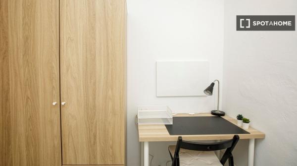 Zimmer zu vermieten in einer 5-Zimmer-Wohnung in Badalona, Barcelona