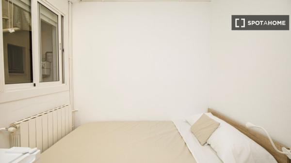 Zimmer zu vermieten in einer 5-Zimmer-Wohnung in Badalona, Barcelona