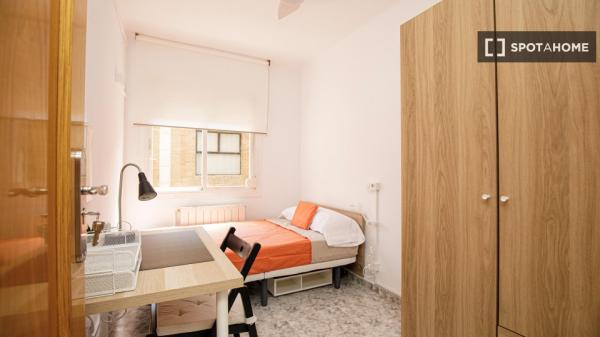 Zimmer zu vermieten in einer 5-Zimmer-Wohnung in Badalona, Barcelona