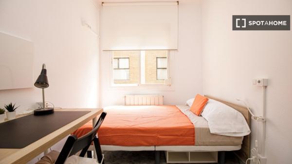 Zimmer zu vermieten in einer 5-Zimmer-Wohnung in Badalona, Barcelona