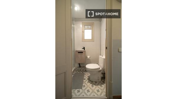 Room in shared apartment in Barcelona