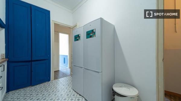 Room in shared apartment in Barcelona