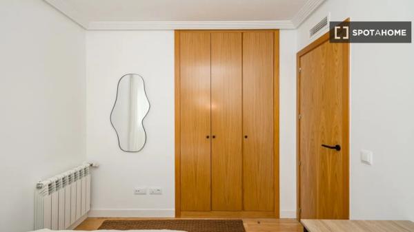 Pokój w mieszkaniu dzielonym do wynajęcia w Nueva España, Madryt