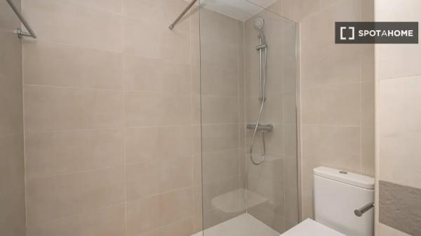 Pokój w mieszkaniu dzielonym do wynajęcia w Nueva España, Madryt