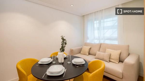 Pokój w mieszkaniu dzielonym do wynajęcia w Nueva España, Madryt