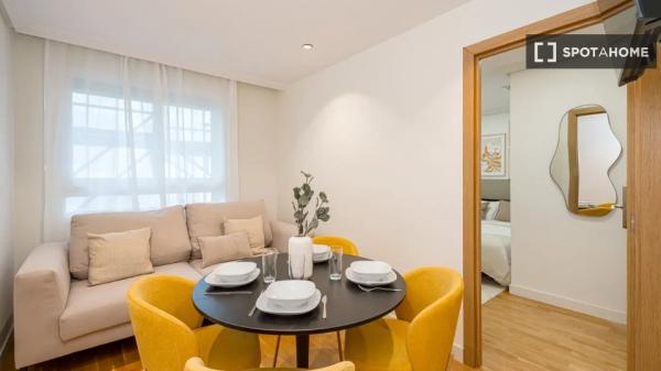 Pokój w mieszkaniu dzielonym do wynajęcia w Nueva España, Madryt