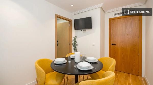 Pokój w mieszkaniu dzielonym do wynajęcia w Nueva España, Madryt