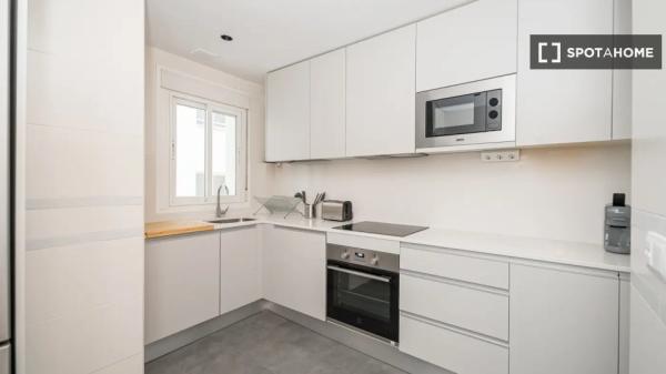 Pokój w mieszkaniu dzielonym do wynajęcia w Nueva España, Madryt