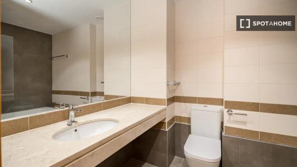 Pokój w mieszkaniu dzielonym do wynajęcia w Nueva España, Madryt